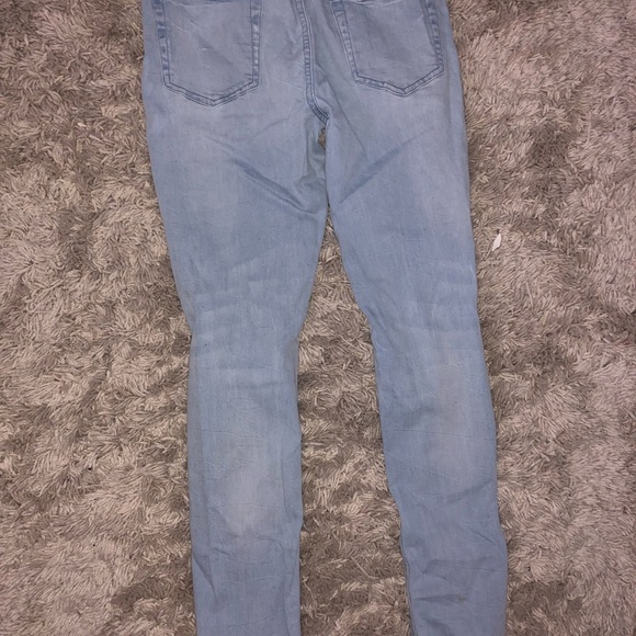 Distressed light wash jeans! - Picture 3 of 3